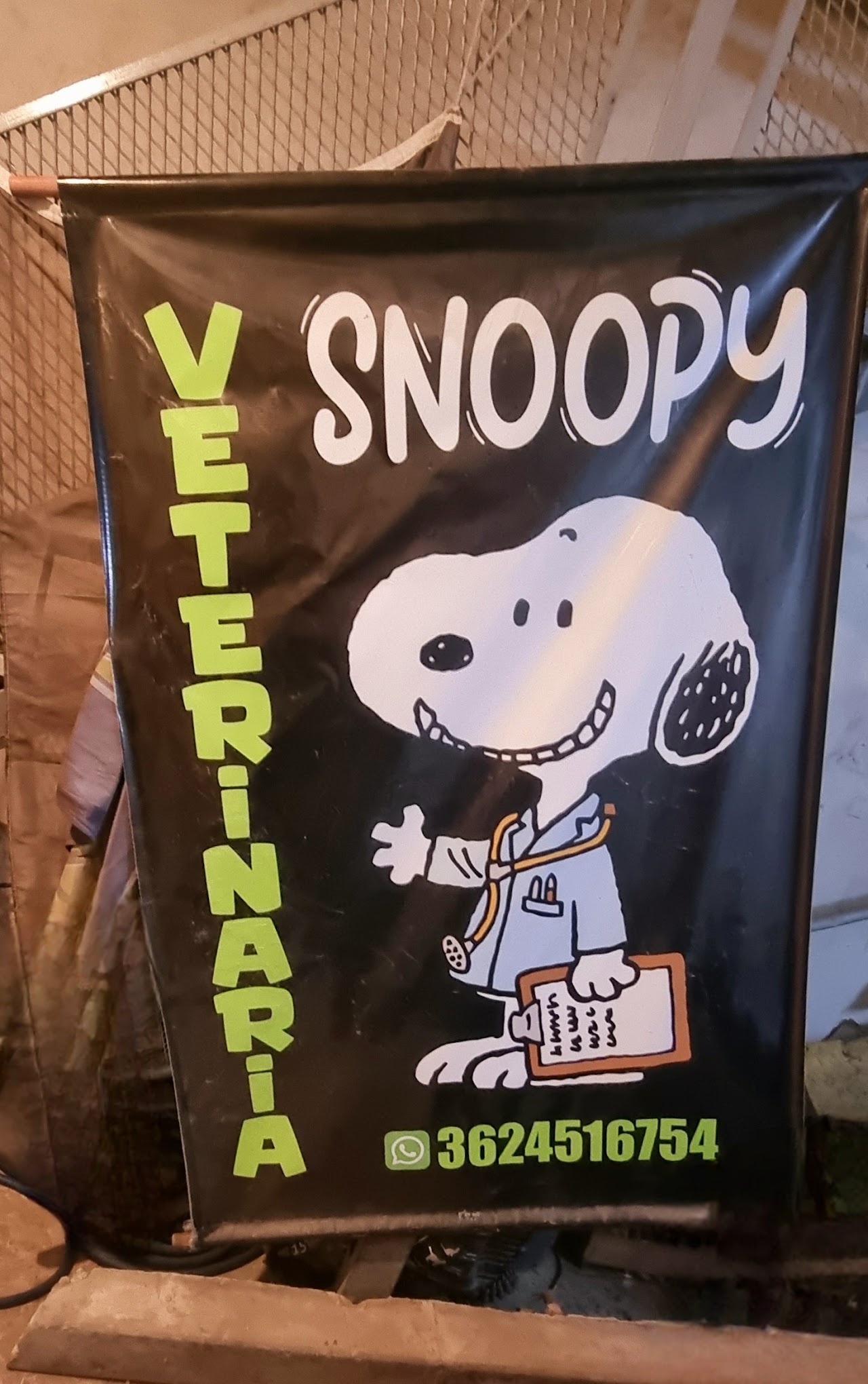 Cartel de Veterinaria Snoopy con su línea de contacto